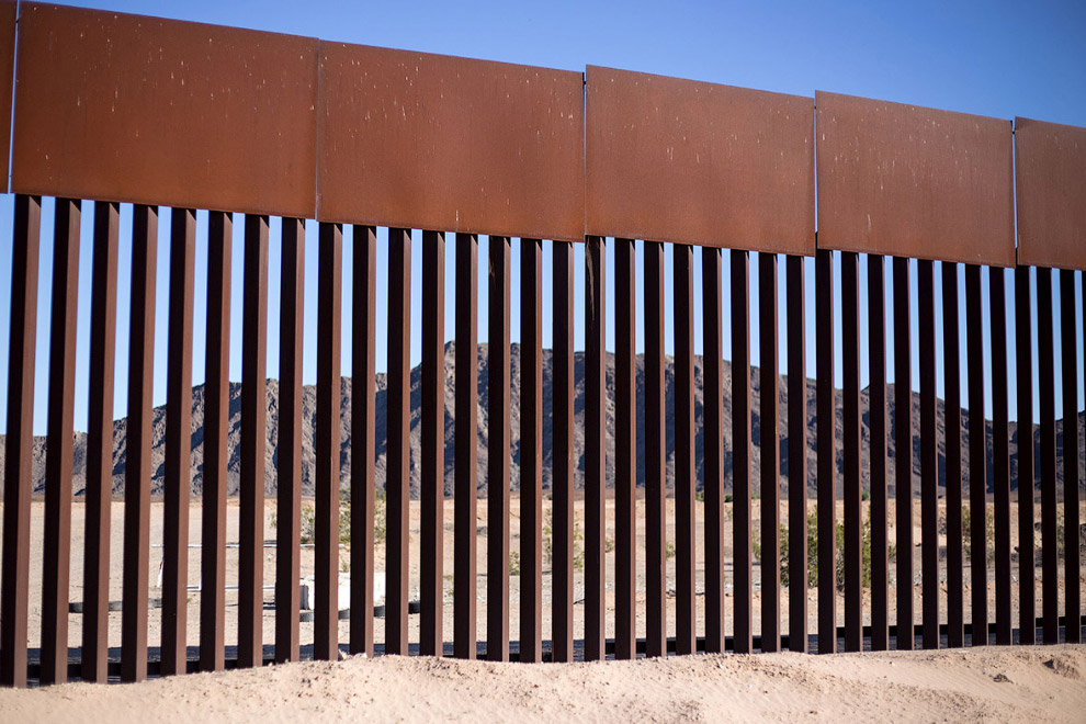 Стена на границе с Мексикой в районе городка Лос-Альгодонес
