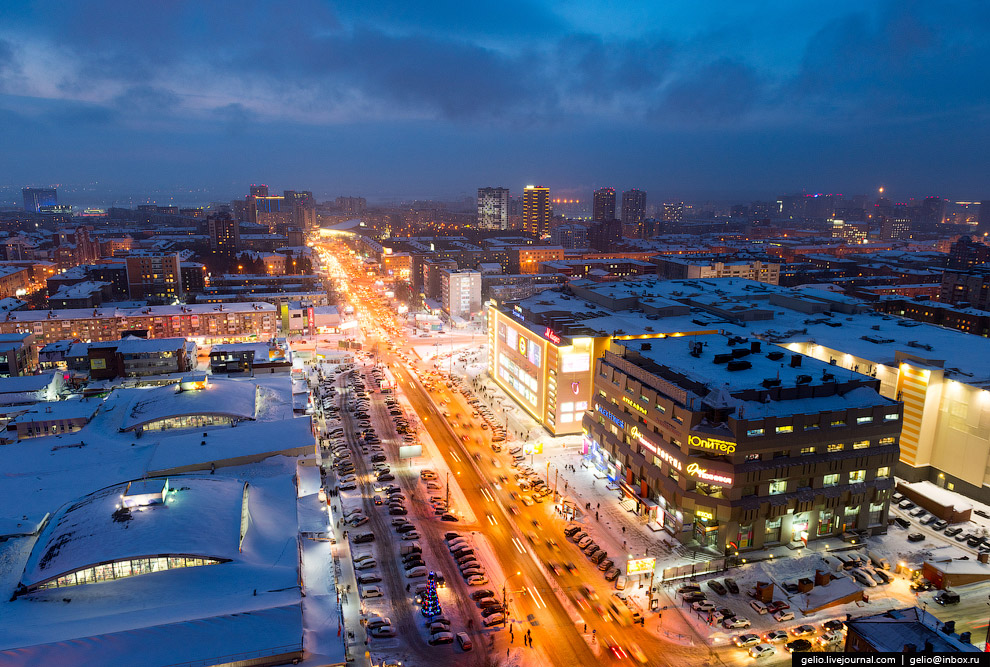 Пересечение улиц Гоголя и Мичурина, Центральный рынок (слева) и торгово-развлекательные центры «Галерея Новосибирск» и «Юпитер» (справа).