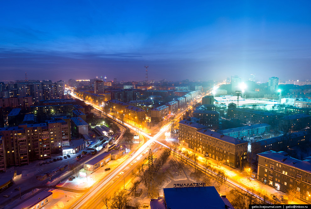Пересечение улиц Котовского и Ватутина. Справа на среднем плане видны опоры освещения стадиона «Сибсельмаш».