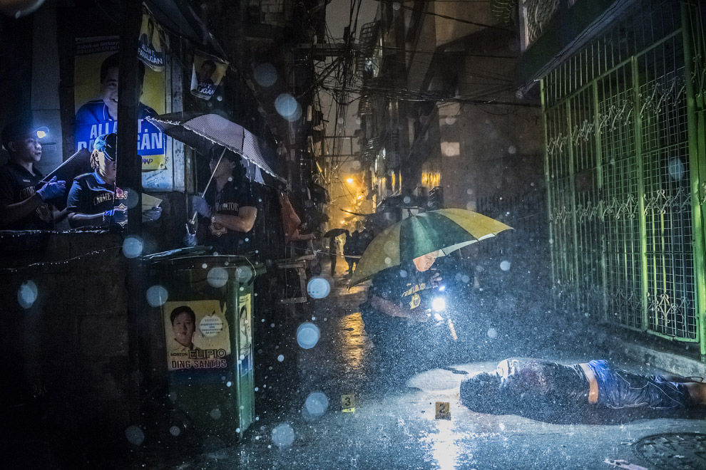 Оперативники работают на месте убийства в Маниле , Филиппины