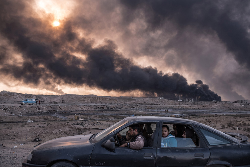 Семья бежит от боевых действий в Мосуле, Ирак