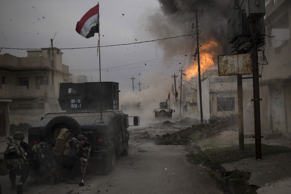 Бомба взрывается рядом с иракским спецназом в Мосуле, Ирак