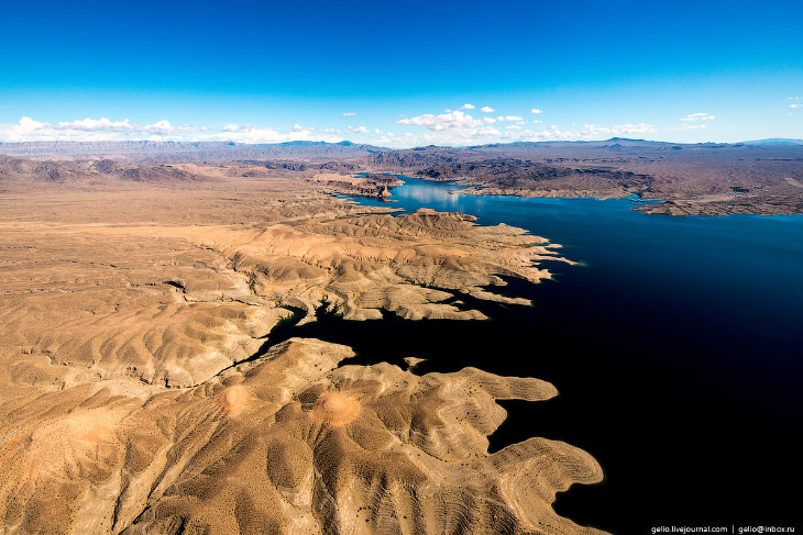 искусственное озеро Лейк Мид (Lake Mead), или просто Мид