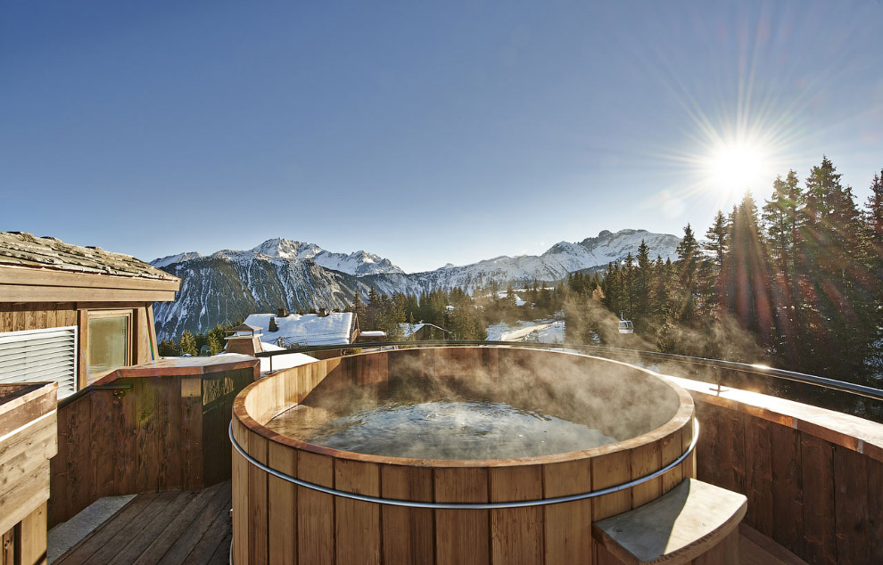 Горячая ванна в деревянной кадке в Альпах