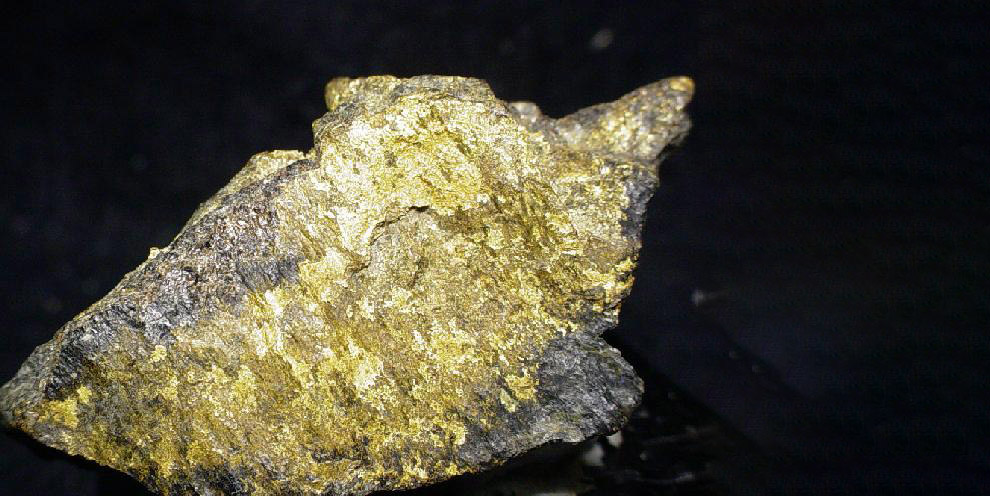 Кусок золотоносносной руды, добытой на месторождении