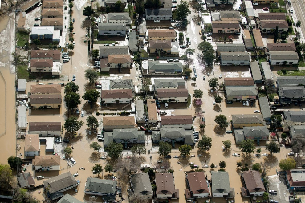 В городе Сан-Хосе в Калифорнии наводнение — река Койот-Крик вышла из берегов и затопила южные районы