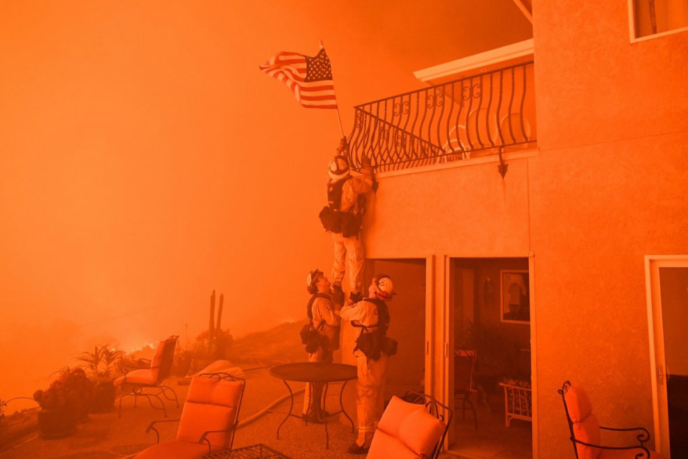 Спасают от пожара флаг, Калифорния