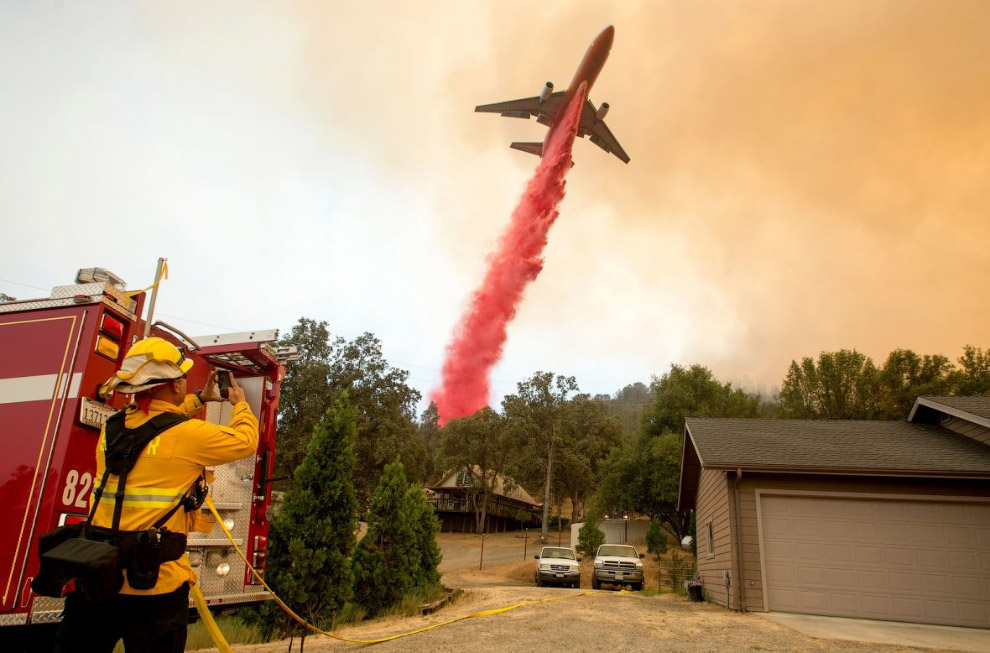Пожарный самолет в Калифорнии