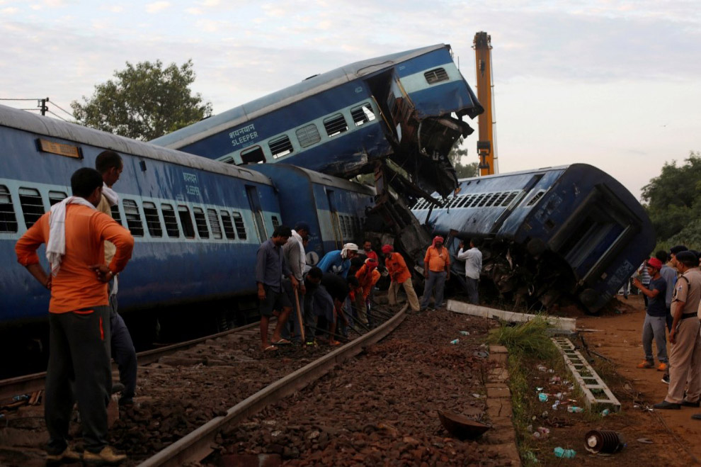 пассажирский поезд сошел с рельсов в индийском штате Уттар-Прадеш