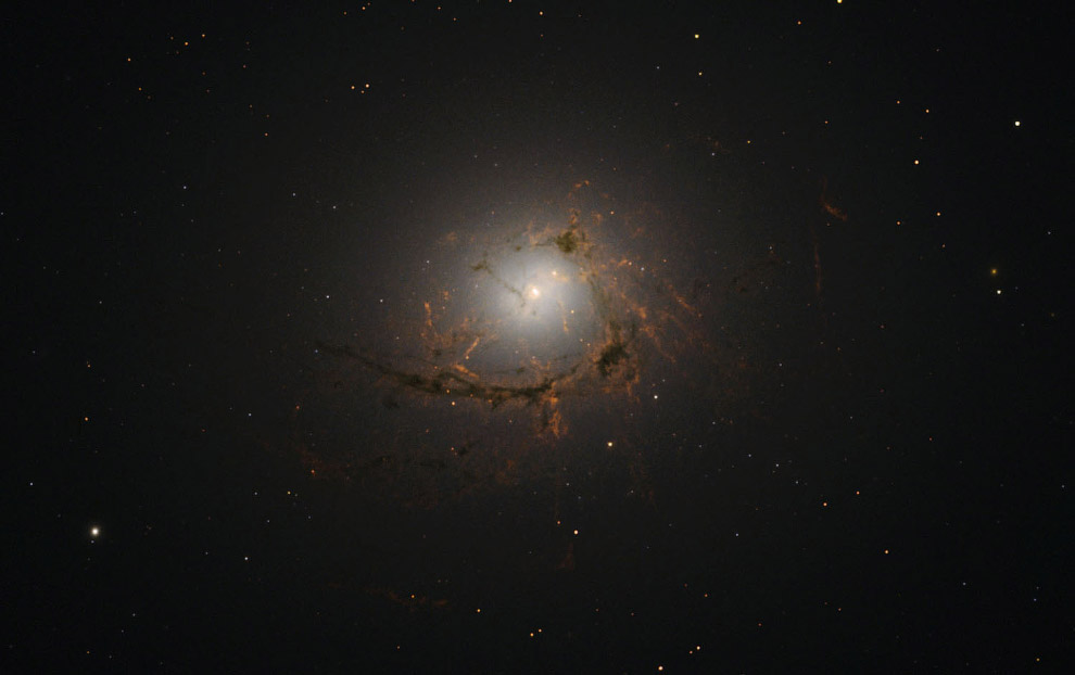 Галактика NGC 4696 в созвездии Центавр