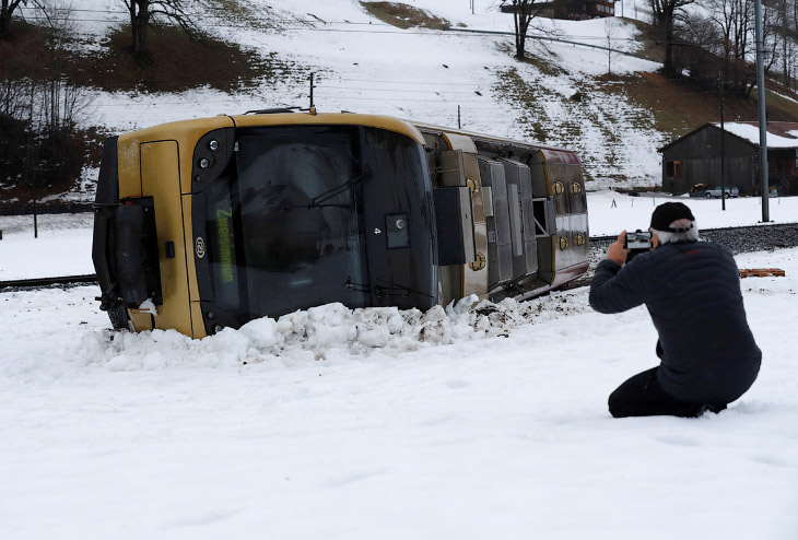 Автобус здуло вітром з траси недалеко від міста Ленка, Швейцарія