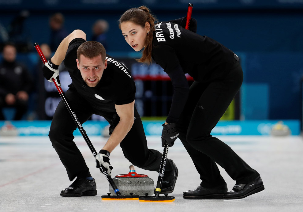 Анастасия Брызгалова и Александр Крушельницкий взяли олимпийскую «бронзу» в керлинге, победив норвежцев