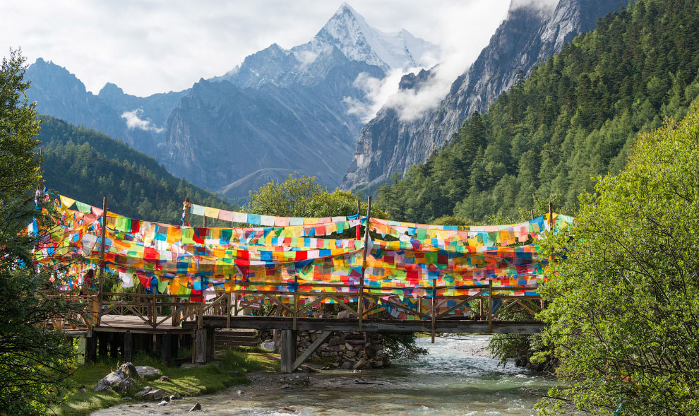Всего в этом горном районе Даочэн живет 31 000 этнических тибетцев
