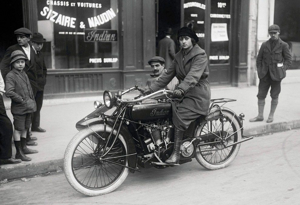 Мотоцикл с коляской на улице в Париже, Франция