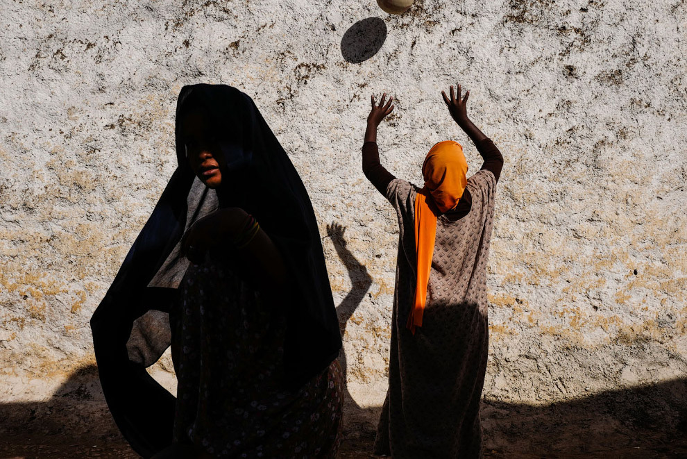 Женщина с мячом, Харар, Эфиопия