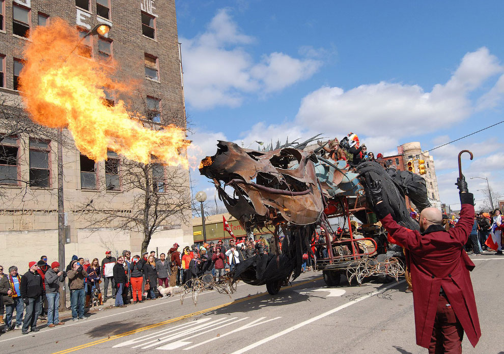 Огненный дракон на улицах Детройта