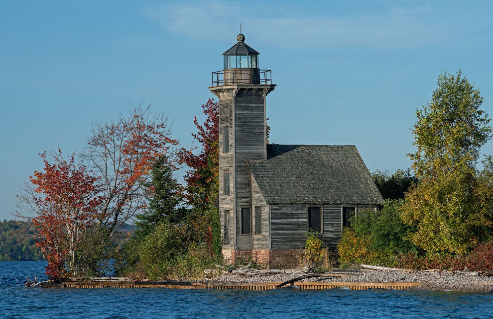 Исторический деревянный маяк The Grand Island East Channel Light