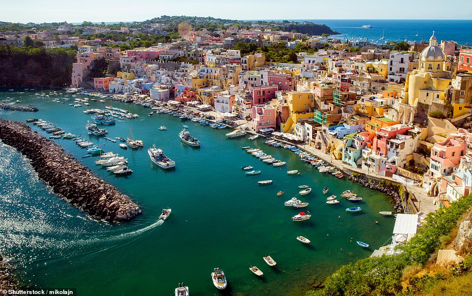 Невероятно романтичный порт на острове Прочида в Неаполитанском заливе