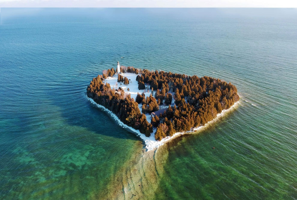 Островок с маяком