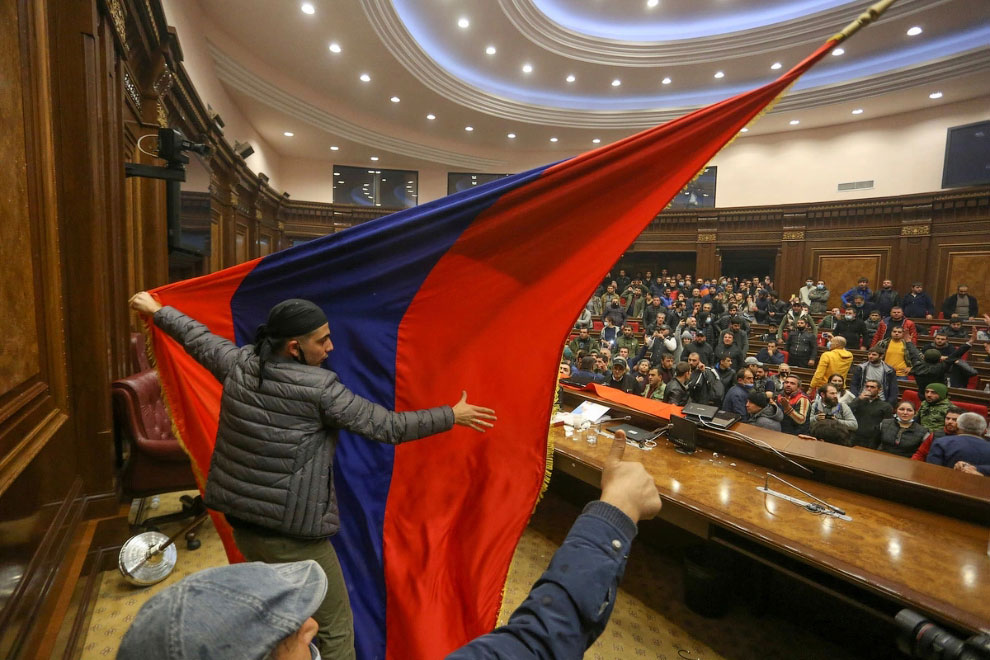 Армянские протестующие штурмуют парламент в Ереване