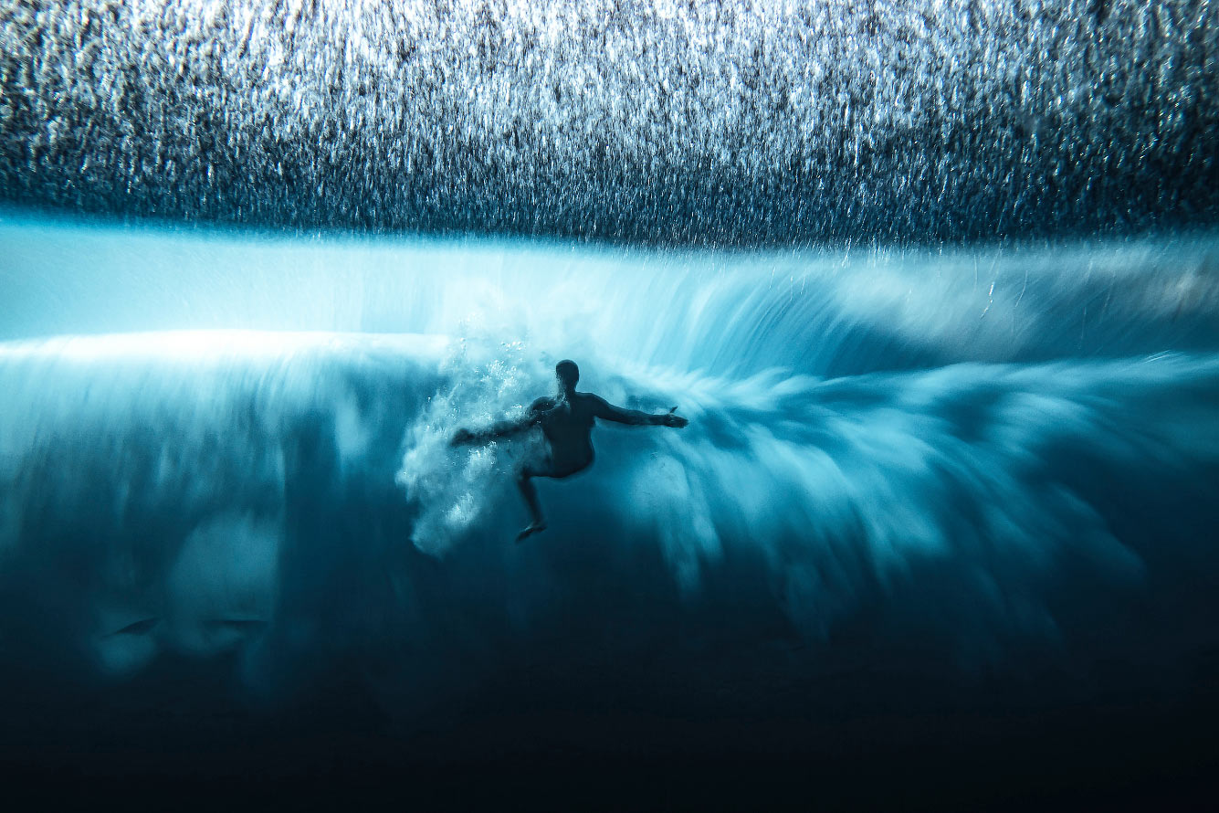 Серфер борется с подводной турбулентностью