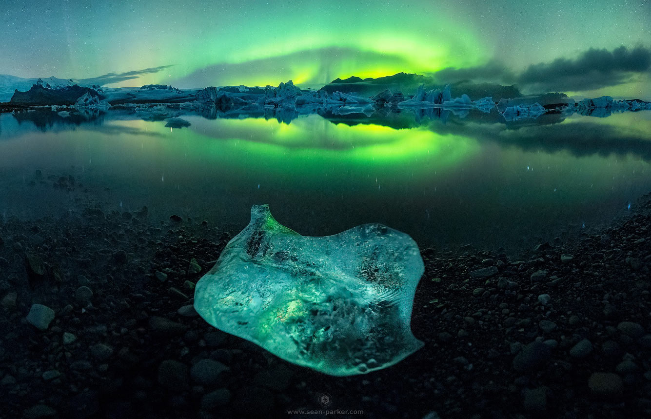 Северное сияние в Исландии в знаменитой Ледниковой лагуне