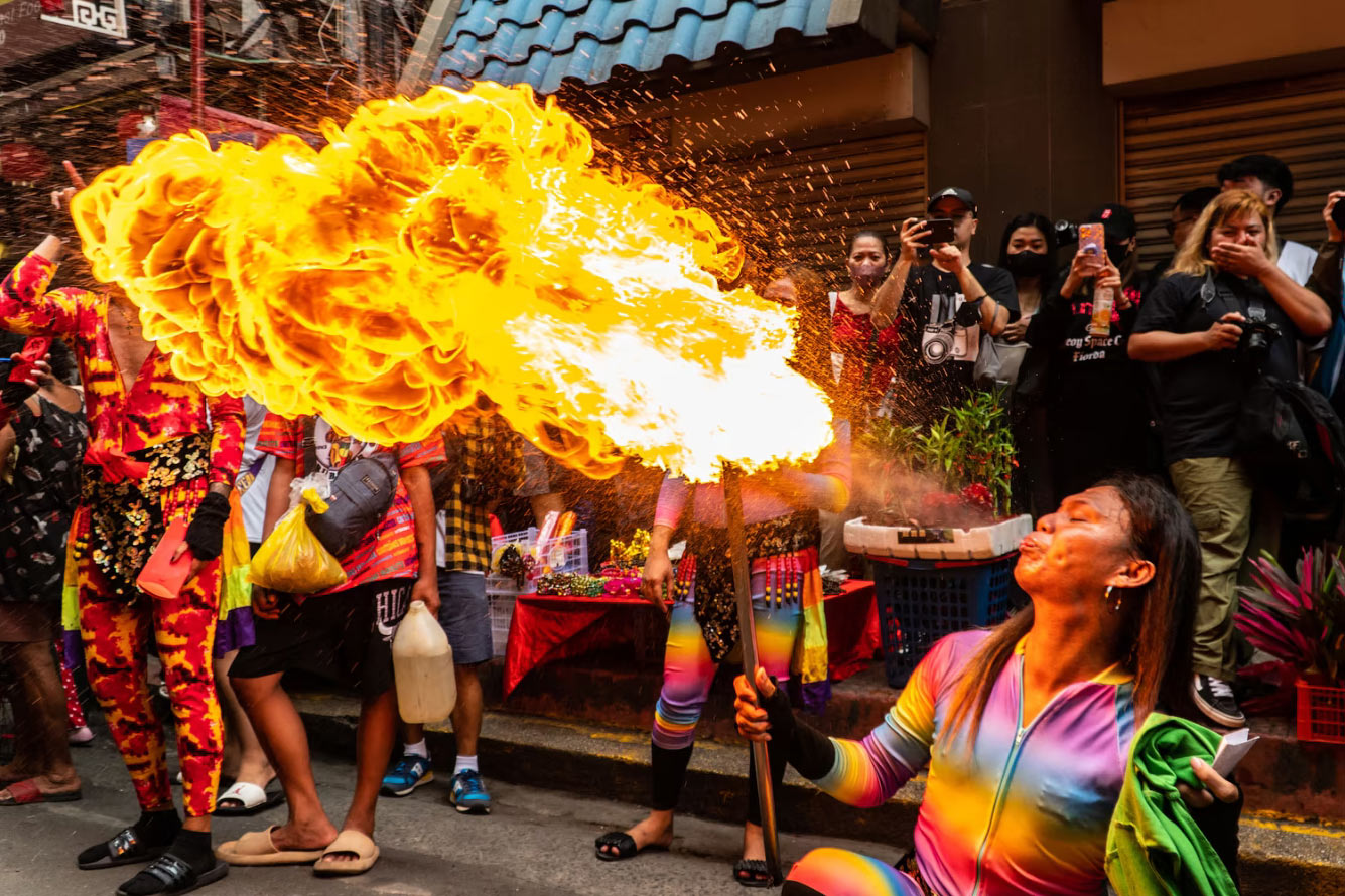Огненное шоу в китайском квартале во время празднования Лунного Нового года в Маниле, Филиппины