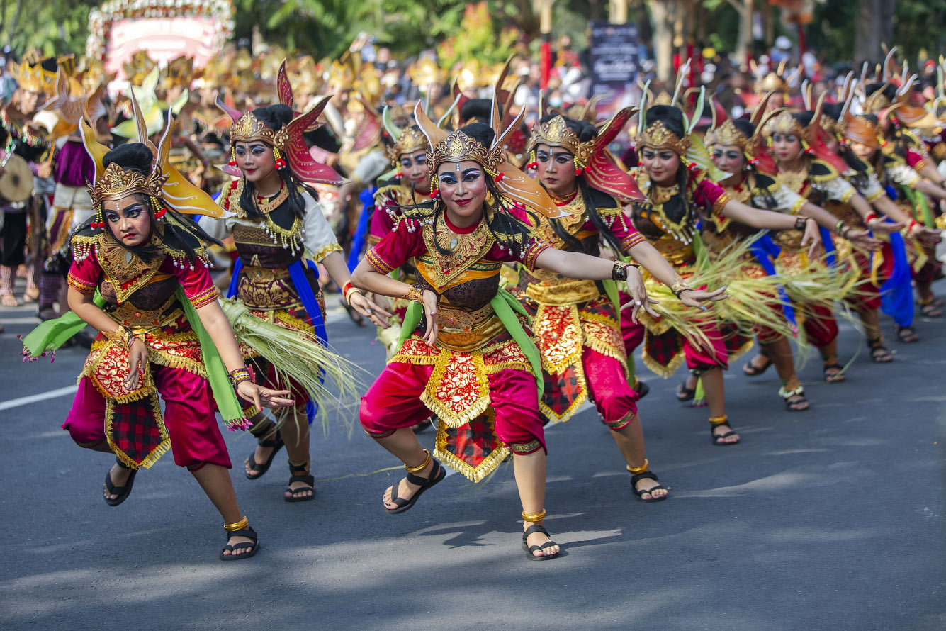 Парад в честь открытия ежегодного Балийского фестиваля