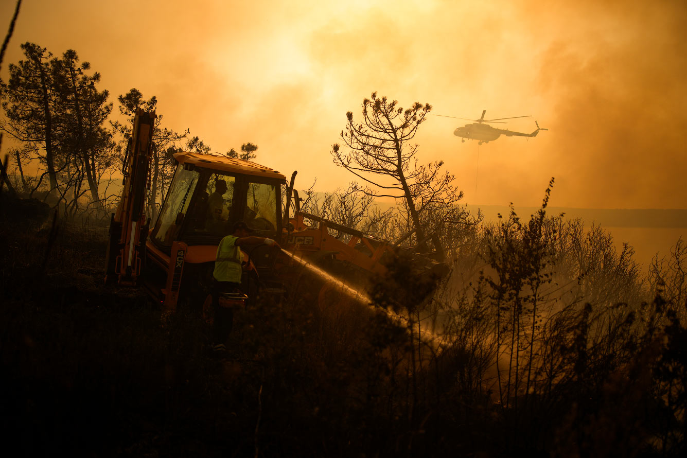 Турецкие пожарные тушат лесной пожар в Бейкозе