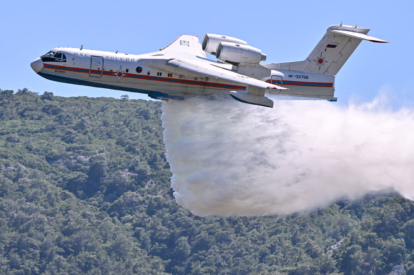 Пожарный самолет сбрасывает воду