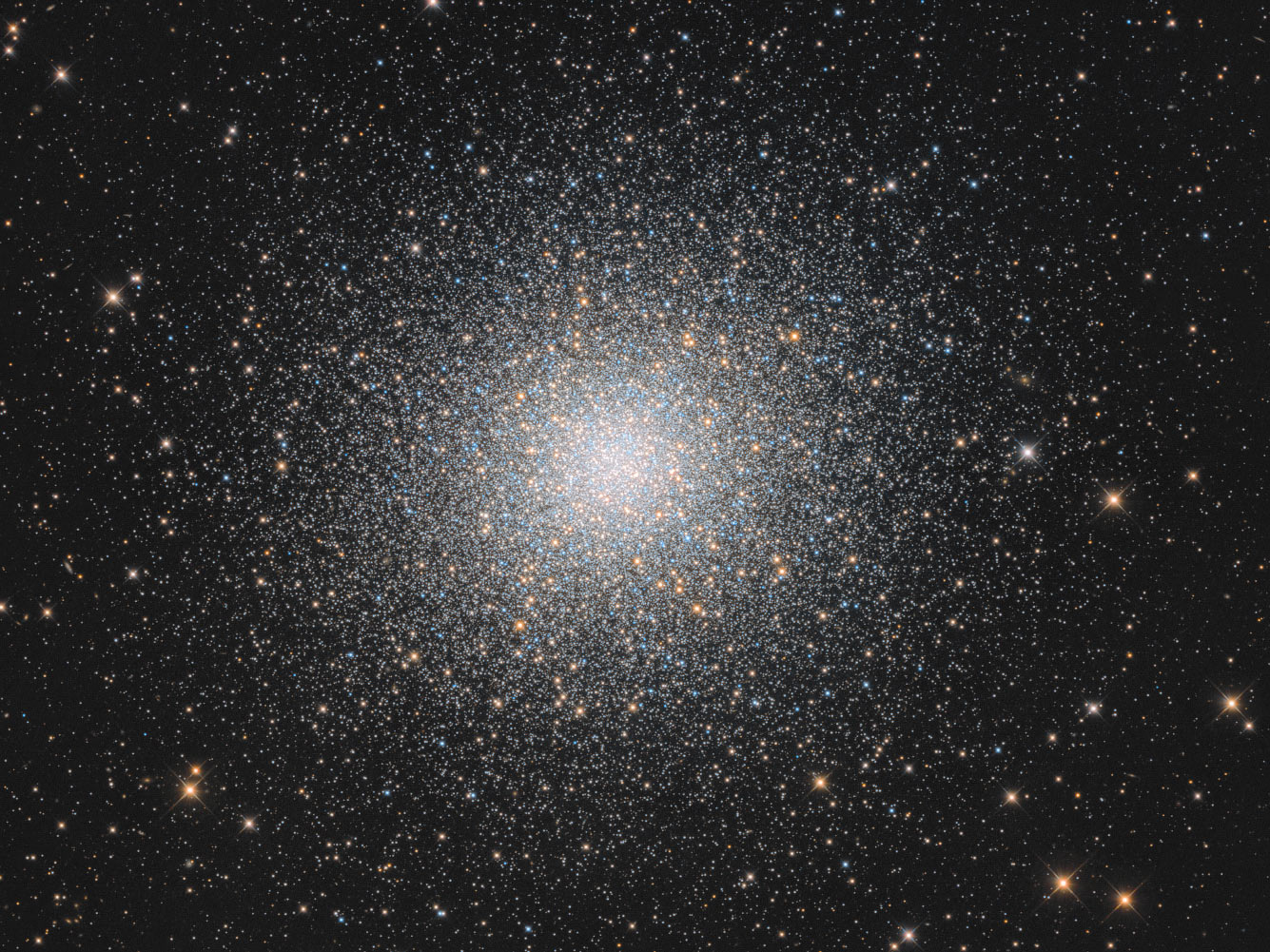 M13 — шаровое звёздное скопление в созвездии Геркулеса.