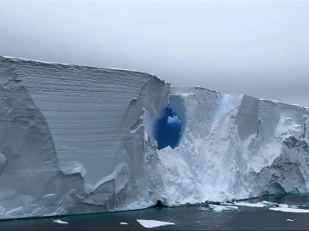 Крупнейший в мире айсберг А23а