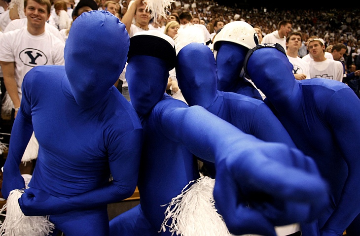 Болельщики одеты в фирменные синие цвета школы 