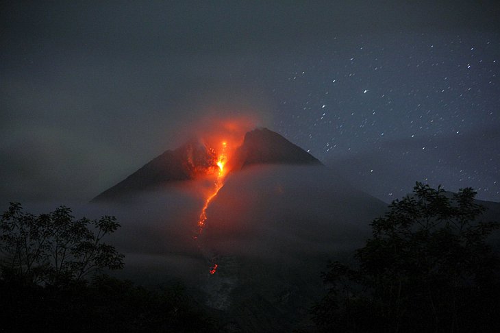 Извержение вулкана Мерапи в Индонезии