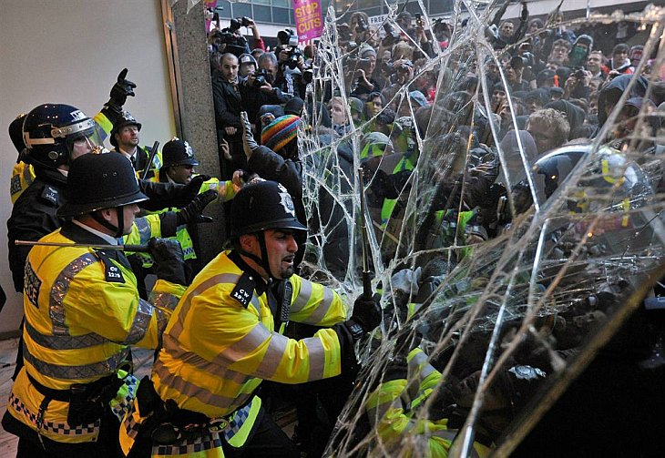 Лондон: студенты разгромили штаб-квартиру правящей партии
