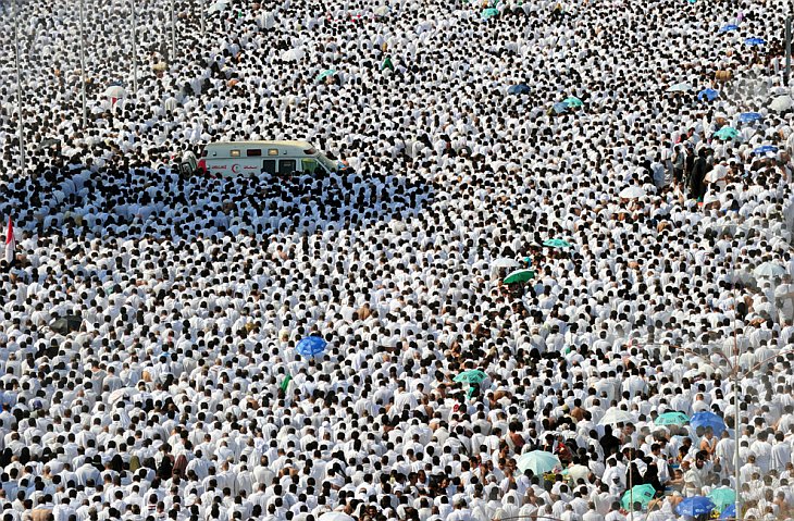 Виднеется машина скорой помощи среди тысяч паломников, которые молятся возле мечети Намира на горе Арафат