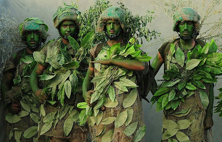 Спецназ демонстрирует свое мастерство во время военного парада в рамках подготовки к хаджу