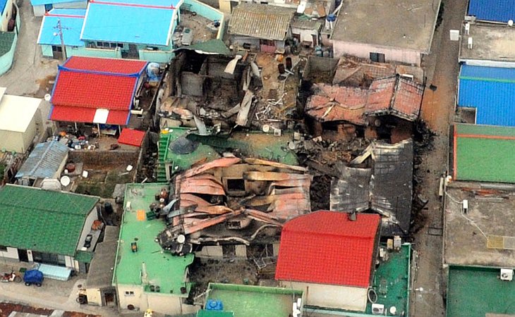 Вид с воздуха на разрушенные дома после артобстрела южнокорейского острова Енпхендо