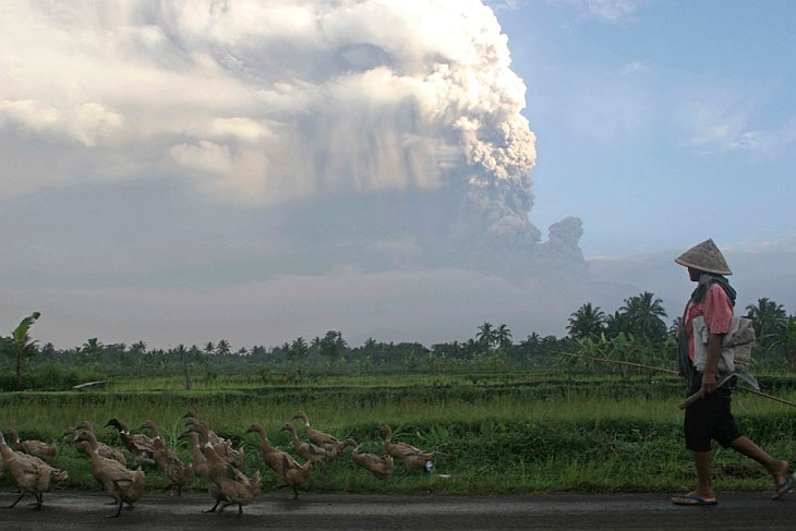 Жители деревни Вукирсари смотрят на извержение вулкана Мерапи, Индонезия