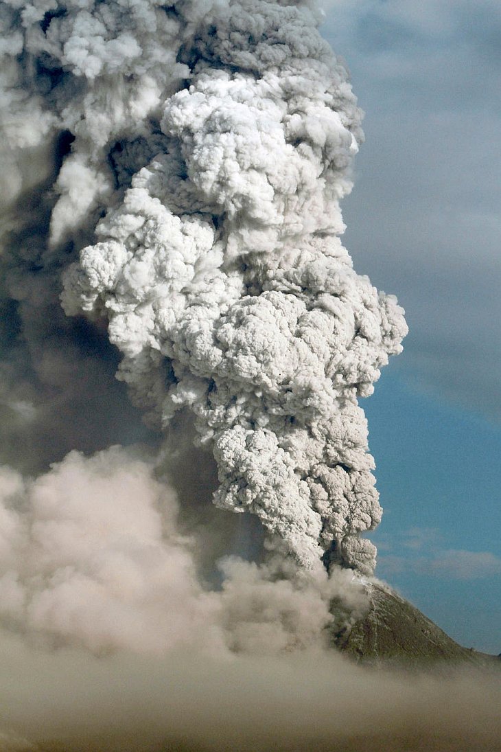 Вулкан Мерапи извергает вулканический материал