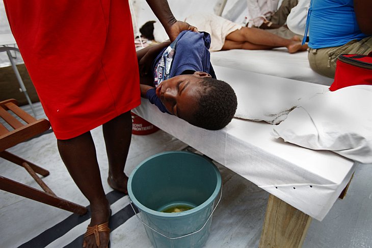 Молодой человек в больнице с признаками холеры, Порт-о-Пренс, Гаити