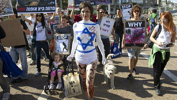 26 ноября 2010 израильтянки вышли на улицы на акцию протеста против ношения мехов