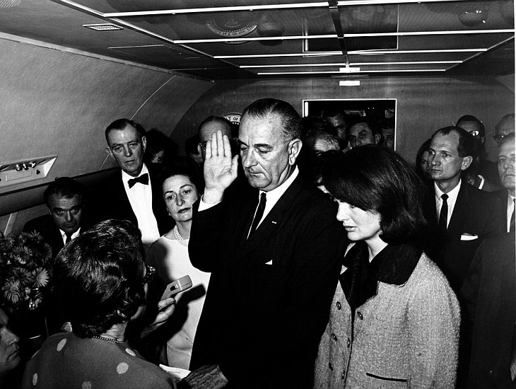 22 ноября 1963 года, Линдон Джонсон принимает присягу на борту самолета воздушных сил США