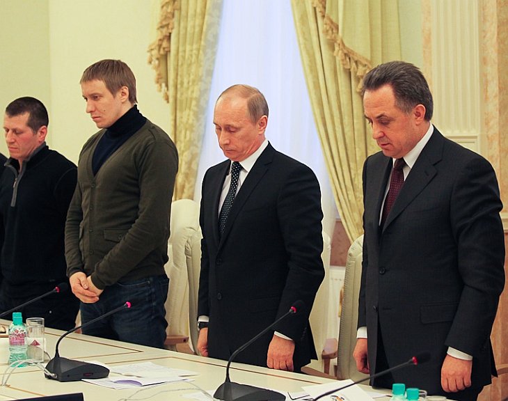 Путин встретился с футбольными фанатами и побывал на могиле Свиридова