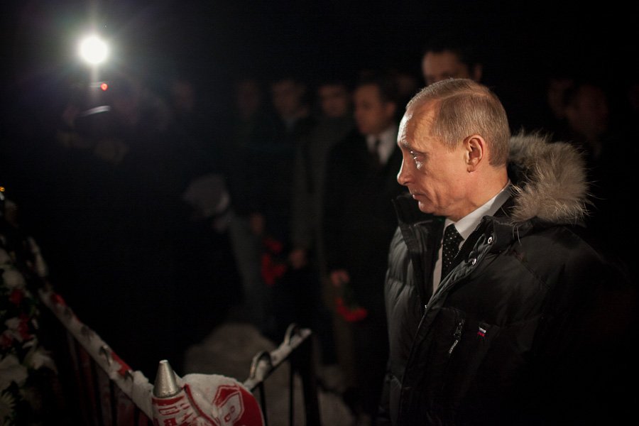 Путин встретился с футбольными фанатами и побывал на могиле Свиридова