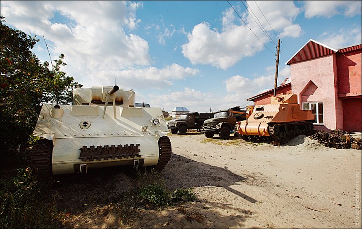 Музей самодельных танков и бронемашин в огороде