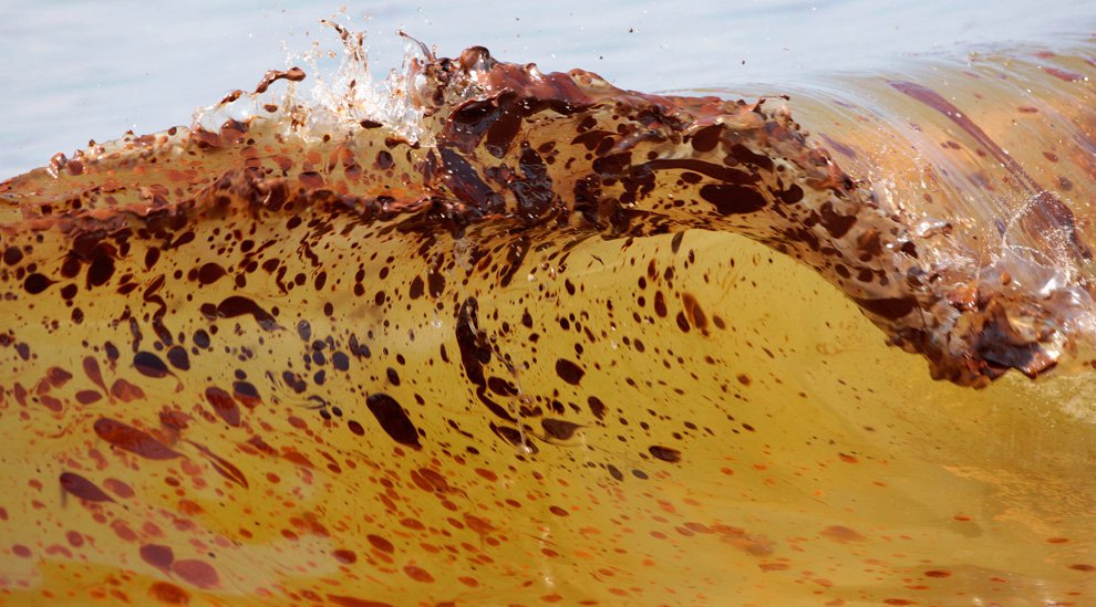 Сырая нефть с нефтяной платформы на берегу Орандж Бич