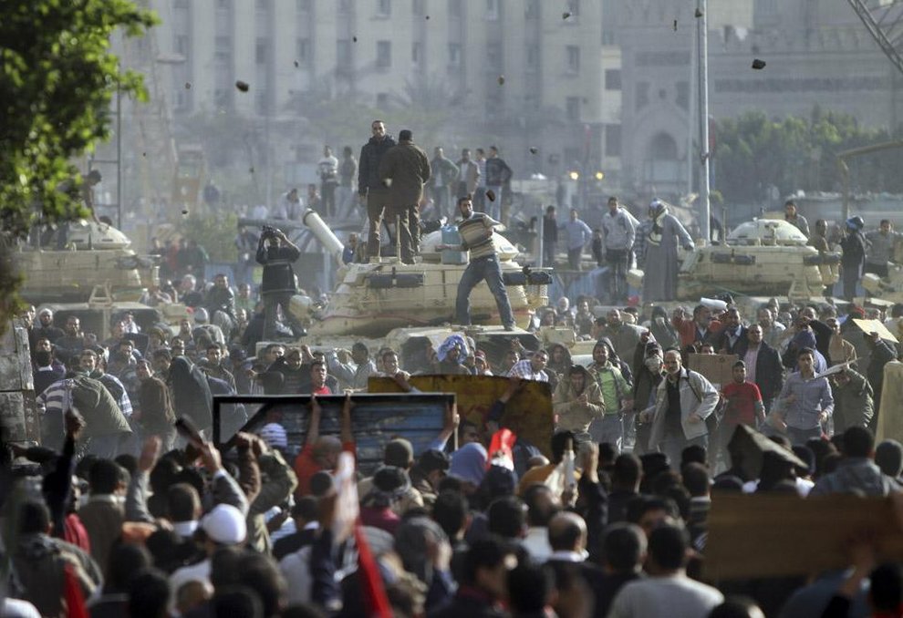 Сторонники и противники президента Хосни Мубарака забрасывают друг друга камнями