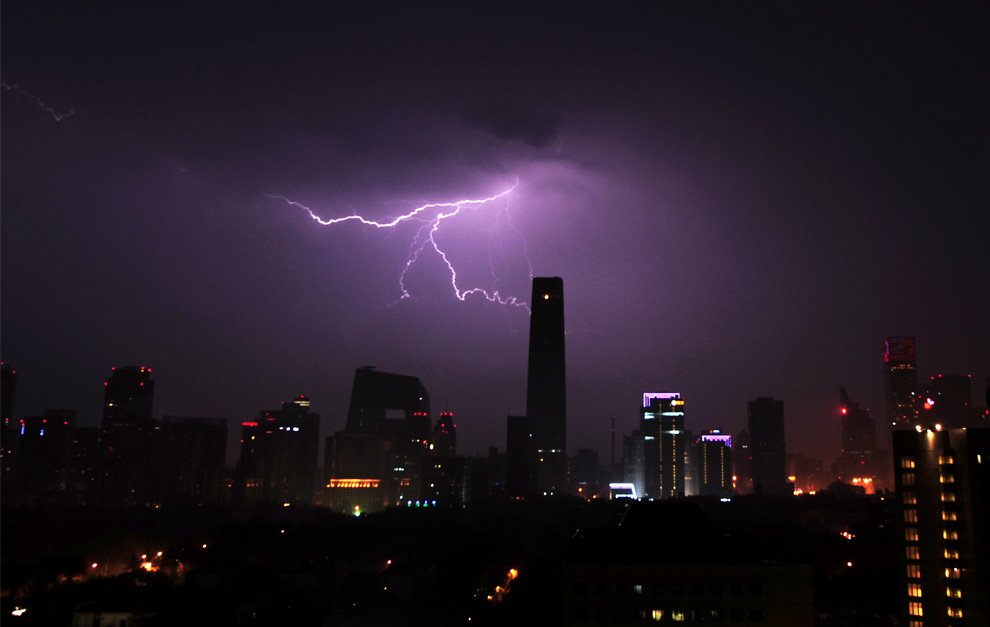 Разряды молний во время грозы в Пекине