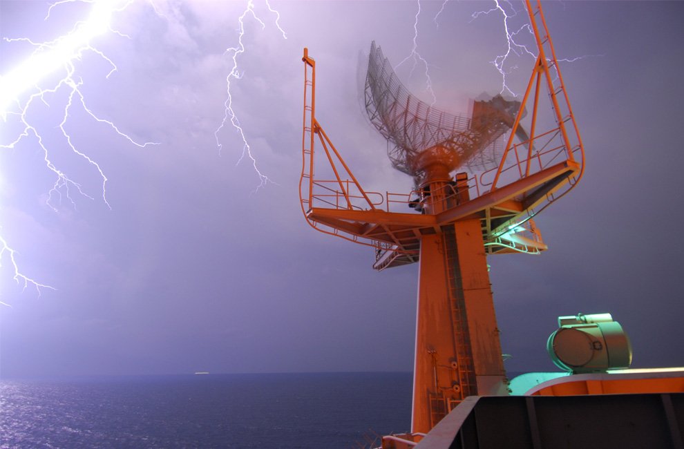 Разряды молний над авианосцем Джон К. Стеннис, находящемся в Сиамском заливе